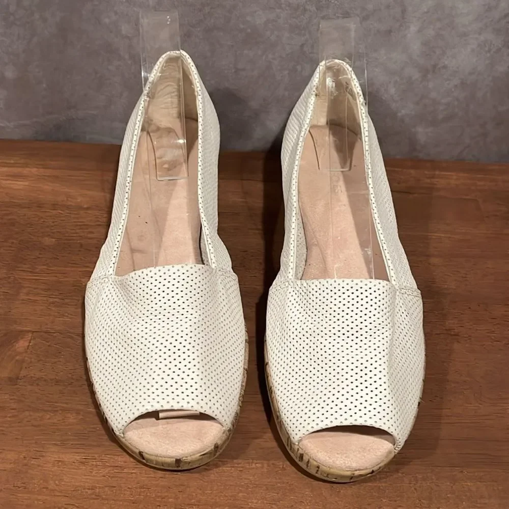 Aerosoles Spring Break white perforated leather peep toe espadrilles size 8.5